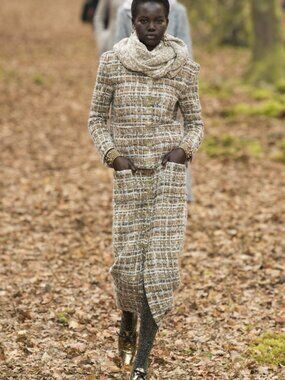 CHANEL 18K FALL WINTER 2018 Fantasy Tweed Skirt, FR 38, US 6